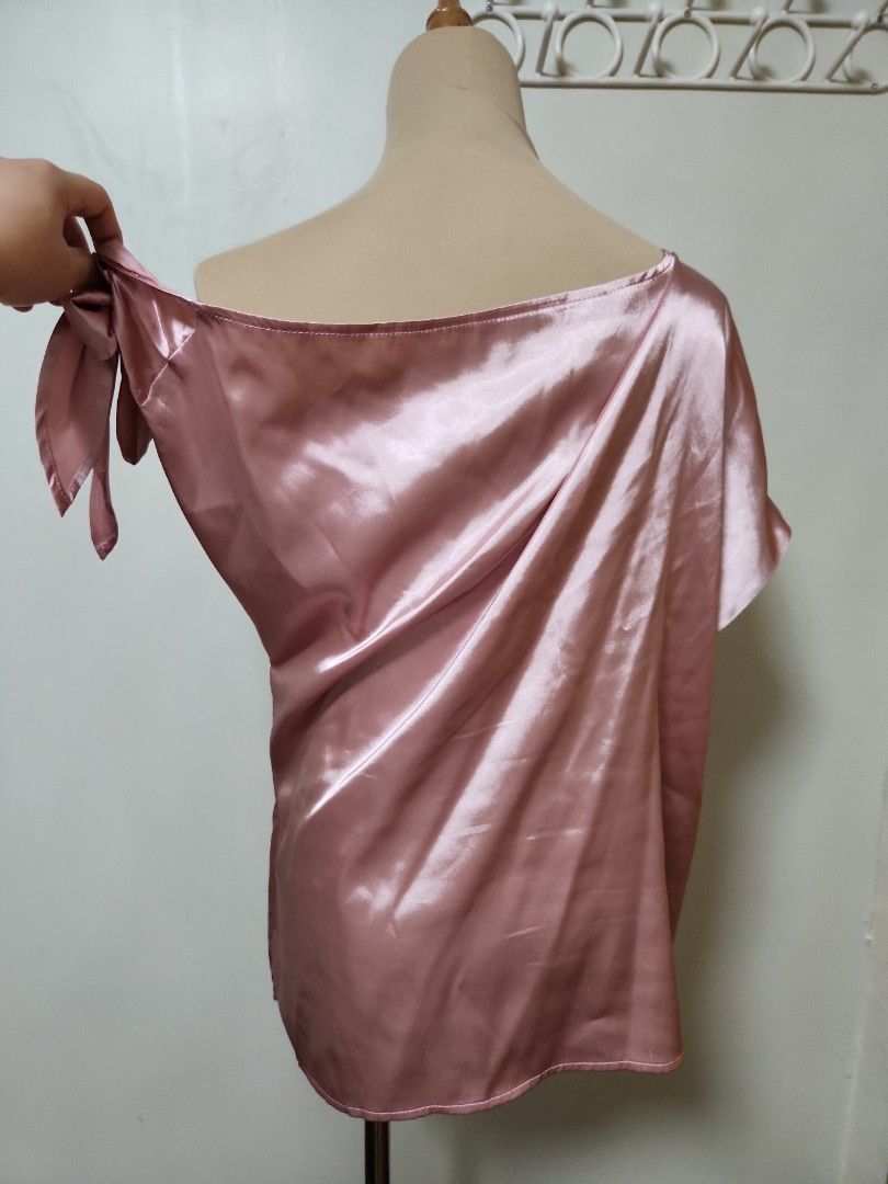 Glossy pink blous large to xl (Category: Blouses) located in Marikina City. Submitted by KanamiFinds (Listing ID 1433286385, Image 3). Description: with minimal flaw lenth: 23 inches from the shoulders bust : up to 42 inches.