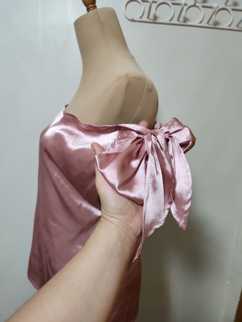 Glossy pink blous large to xl (Category: Blouses) located in Marikina City. Submitted by KanamiFinds (Listing ID 1433286385, Image 2). Description: with minimal flaw lenth: 23 inches from the shoulders bust : up to 42 inches.
