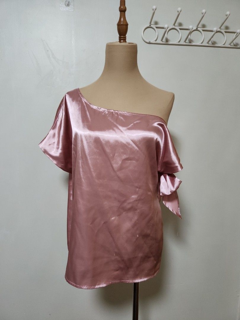 Glossy pink blous large to xl (Category: Blouses) located in Marikina City. Submitted by KanamiFinds (Listing ID 1433286385, Image 1). Description: with minimal flaw lenth: 23 inches from the shoulders bust : up to 42 inches.