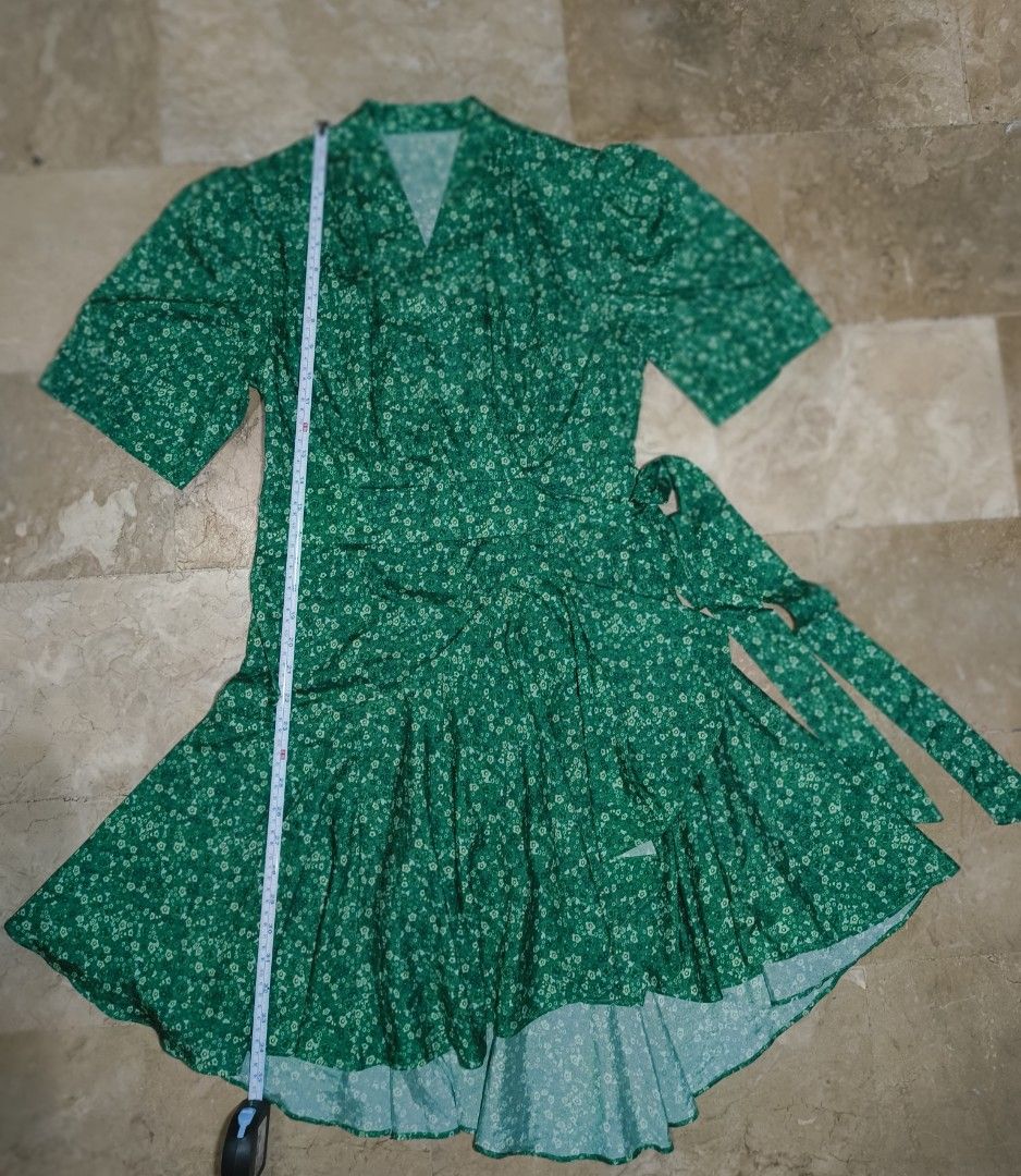 Green Floral Wrap Dress (Category: Dresses) located in Caloocan City. Submitted by makyojs (Listing ID 1433343519, Image 1). Description: - Green wrap dress - Floral pattern - Short sleeves - Tie closure at waist - V-neckline - Pleated skirt - Lightweight fabric - Suitable for warm weather.