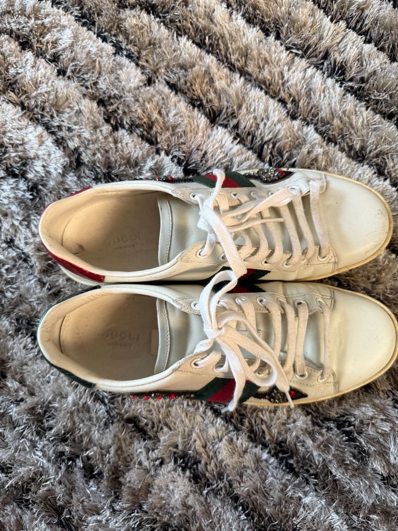 Gucci Ace Sneakers 'Arrow' Embroidered (Category: Sneakers & Footwear) located in Muntinlupa City. Submitted by clauisstuff (Listing ID 1433234432, Image 3). Description: 100% AUTHENTIC Gucci Ace Embroidered Arrow Sneakers Lightly used Current Retail Price: PHP 60,000 - Size 39 - Iconic green and red stripe with arrow - White with red and green accents - A little yellowing on the midsoles, can be restored RFS: Decluttering MOP: BDO/BPI/GotTyme on