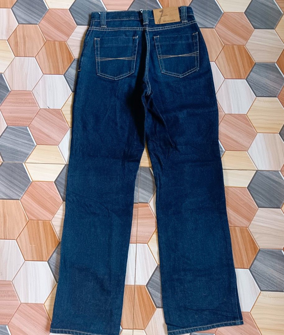 Hang Ten Jeans - Size 27 (Category: Jeans) located in Manila. Submitted by caps08 (Listing ID 1433293863, Image 3). Description: - Hang Ten dark wash jeans - Size 27 - Classic five-pocket design - Straight leg cut - Button and zipper closure - Simple back pocket design - Features Hang Ten logo on front pocket.