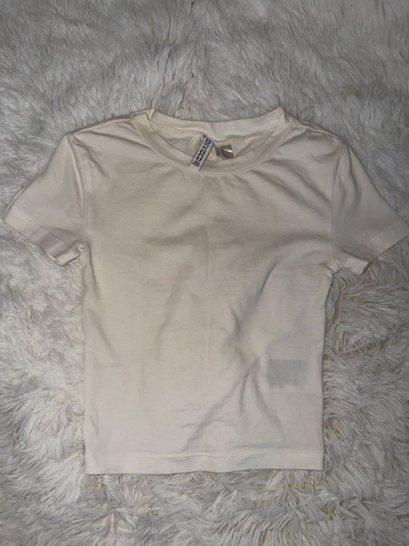 H&M Divided Basic White Tee (Category: Shirts) located in Caloocan City. Submitted by aerileuxx (Listing ID 1433230879, Image 2). Description: - brand new - slightly see through - cotton Rfs: super sikip.