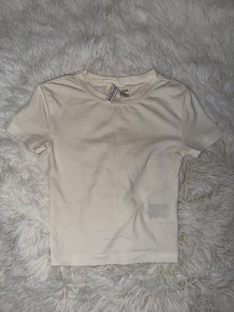 H&M Divided Basic White Tee (Category: Shirts) located in Caloocan City. Submitted by aerileuxx (Listing ID 1433230879, Image 1). Description: - brand new - slightly see through - cotton Rfs: super sikip.