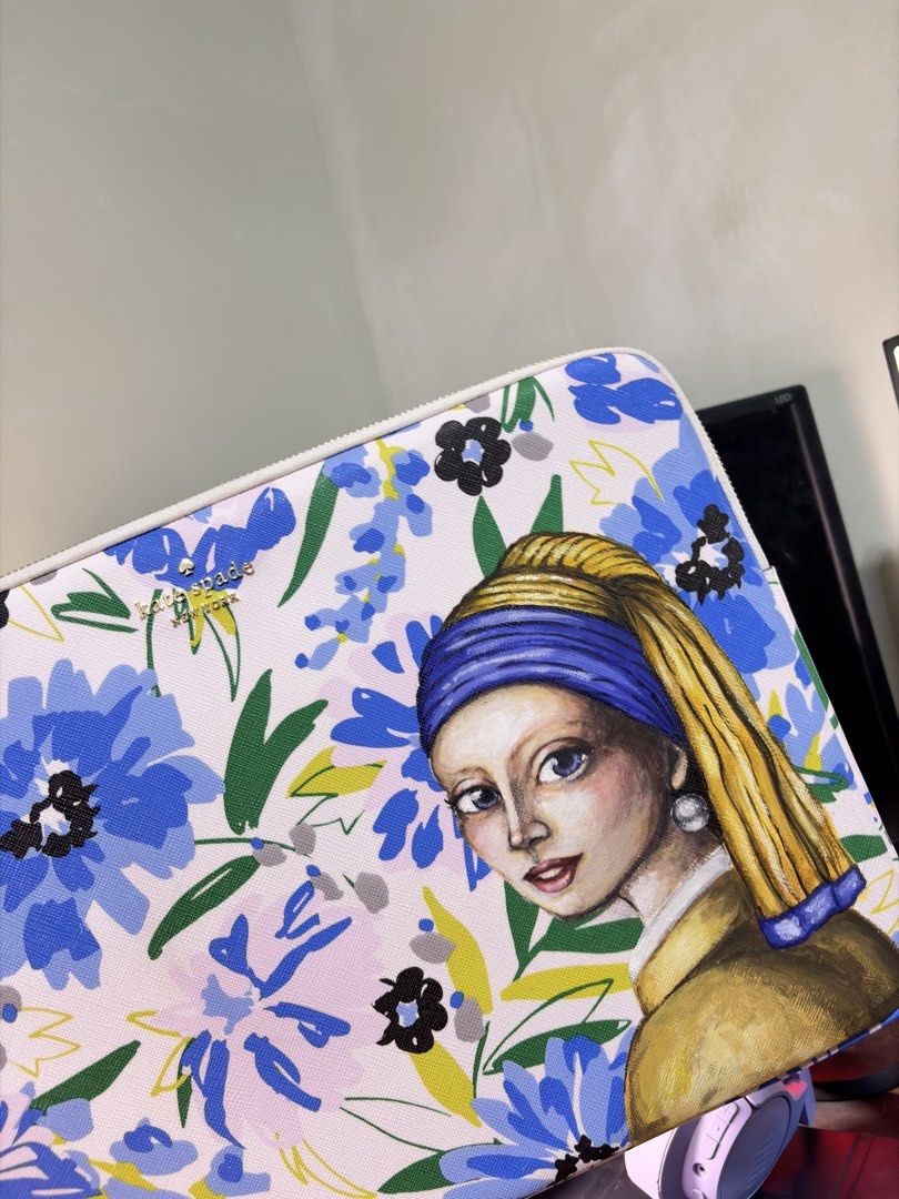 Kate Spade Laptop Sleeve (hand painted) (Category: Laptop Bags & Sleeves) located in Meycauayan. Submitted by ct.skywlkr (Listing ID 1433307845, Image 1). Description: - Kate Spade laptop sleeve - Hand Painted Girl with a Pearl Earring Inspired - Never used.
