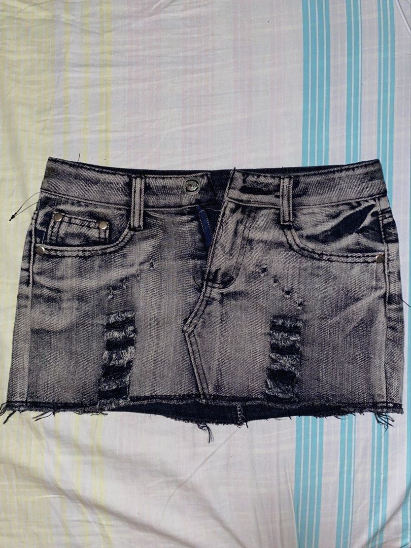 Low waisted maong denim mini micro skirt (Category: Skirts) located in Tarlac. Submitted by diper911 (Listing ID 1433320280, Image 1). Description: ˗ˏˋʚ 𝒅𝒆𝒄𝒍𝒖𝒕𝒕𝒆𝒓𝒊𝒏𝒈 ɞˊˎ˗ .ᐟ never worn, thrifted in vietnam .ᐟ fit for low waist/low waisted, but can also be high waisted .ᐟ no issues .ᐟ s-m, L: 10-11 inches, 28-29 inches waist NO RUSH SHIPPING!! .ᐟ gcash only (+ sf shouldered by buyer) .ᐟ j&t.