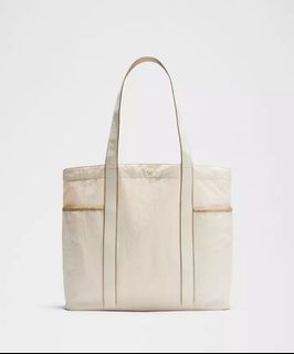 (Category: ) located in . Submitted by prettyclosetsale (Listing ID 1433236915, Image 1). Description: .