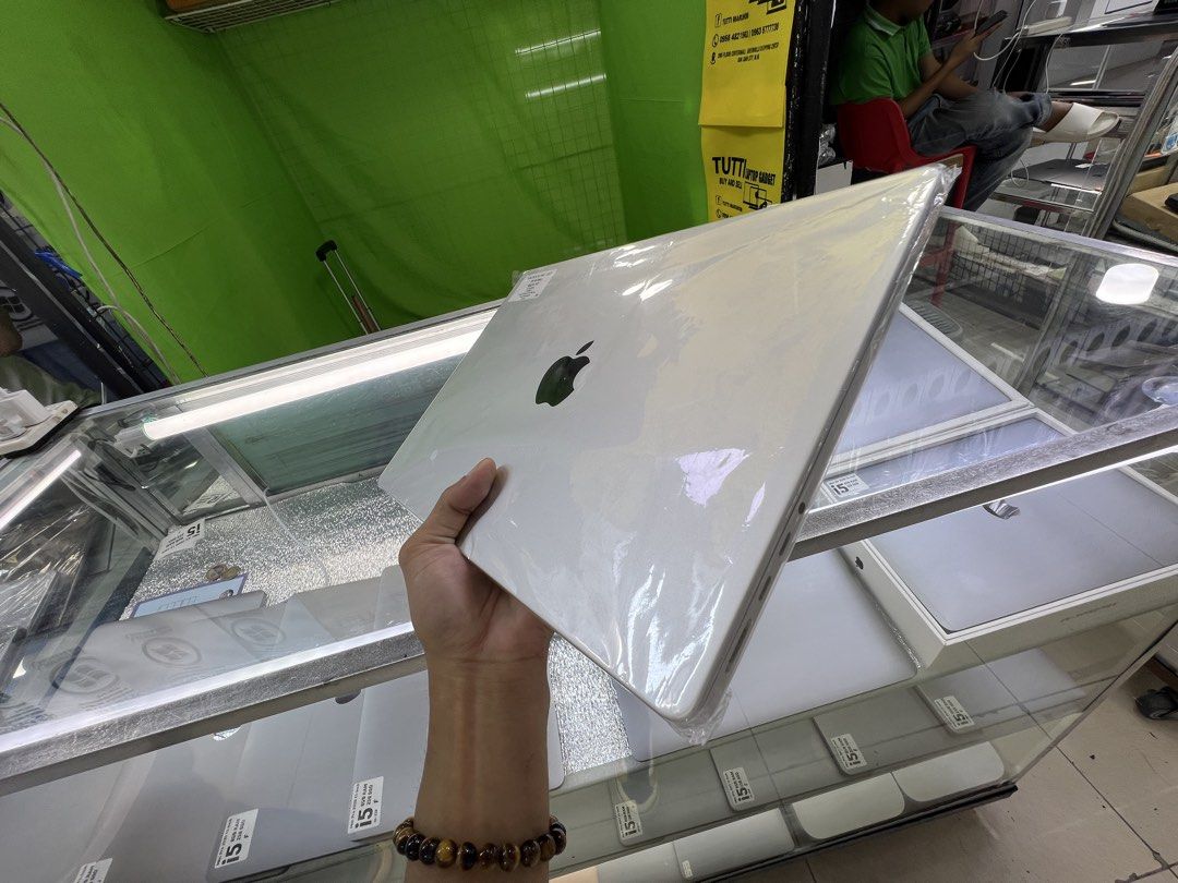 MacBook Pro 2023 14-inch Apple M3 (Category: Laptops & Notebooks) located in Manila. Submitted by vaniextura (Listing ID 1433246623, Image 3). Description: - Brand new, sealed MacBook Pro 2023. - 14-inch Liquid Retina XDR display. - Apple M3 chip. - 16GB RAM. 1TB GB SSD. - Silver color. - Still in original packaging..