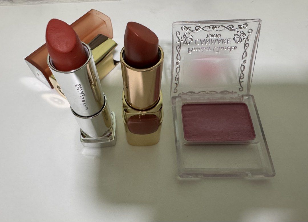 Makeup Set (Category: Makeup) located in Singapore. Submitted by curryfann (Listing ID 1433348065, Image 1). Description: - Go with 2 lipsticks + 1 cheek blusher - Accept if you don't mind the mfg date :).