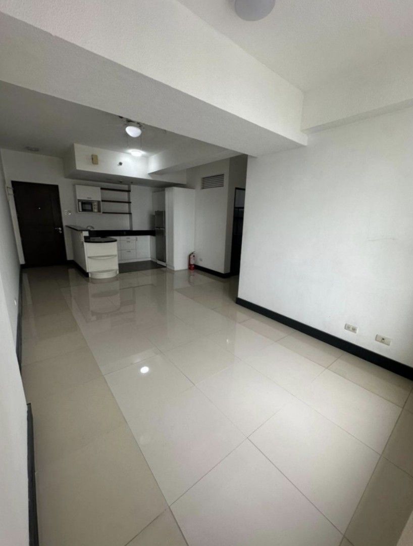 3 Bedroom Condominium - Quezon City (Category: Apartments & Condos) located in Muntinlupa City. Submitted by huggablebear94 (Listing ID 1433232746, Image 2). Description: Manhattan Parkway Cubao 3BR 3 T&B 78 SQM 1 Parking Slot Unfurnished CGT c/o Seller DST & Registration c/o Buyer.