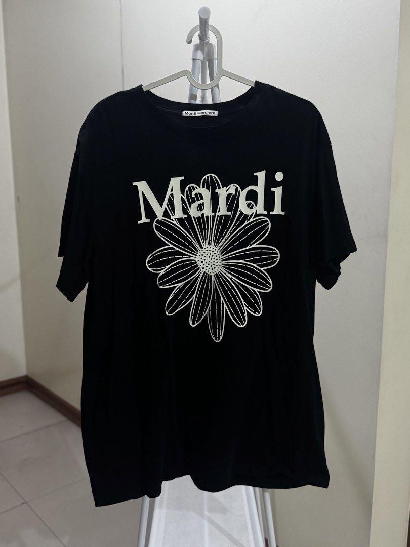 Mardi Mercredi Flower Tee - Black (Category: Shirts) located in Manila. Submitted by curateandcreate (Listing ID 1433390284, Image 1). Description: - Mardi Mercredi black t-shirt - Features a large daisy graphic - Brand name detail on neckline - Made of 100% cotton - One size - Manufactured in Korea, September 2024 Freesize - oversize fit 20-25 width.