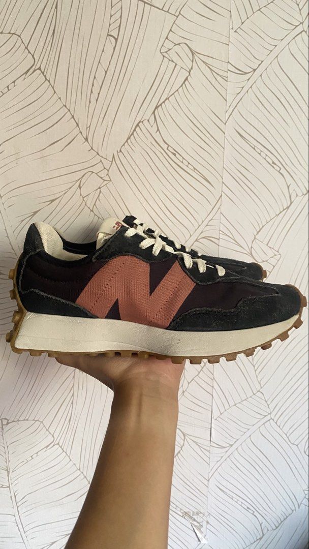 New Balance 327 (Category: Sneakers) located in San Carlos. Submitted by kicksbuddy28 (Listing ID 1433297760, Image 1). Description: EU 36 22.5CM EXCELLENT CONDITION.