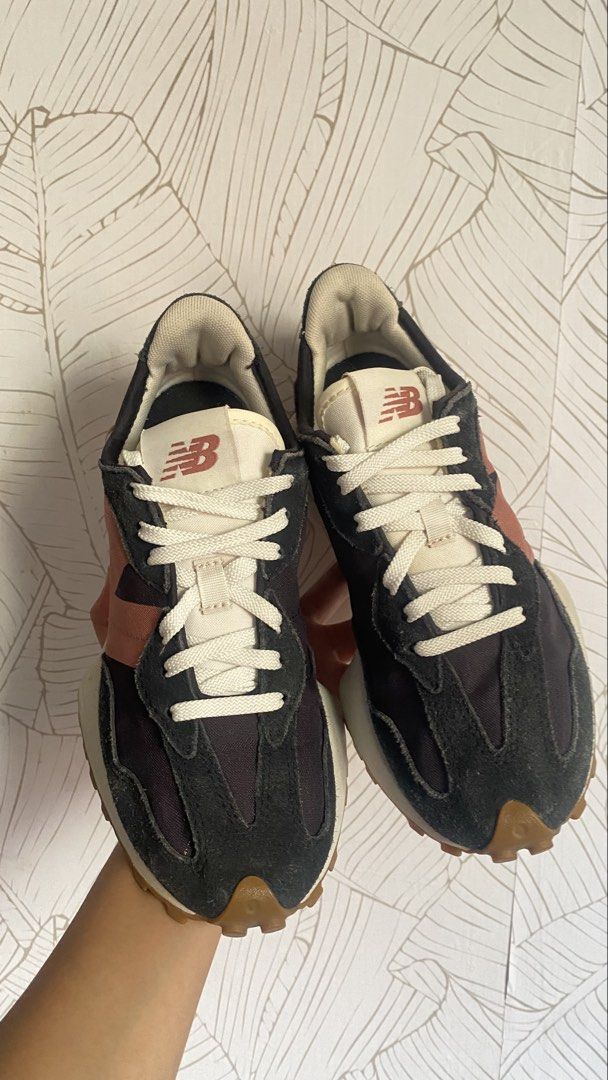 New Balance 327 (Category: Sneakers) located in San Carlos. Submitted by kicksbuddy28 (Listing ID 1433297760, Image 2). Description: EU 36 22.5CM EXCELLENT CONDITION.