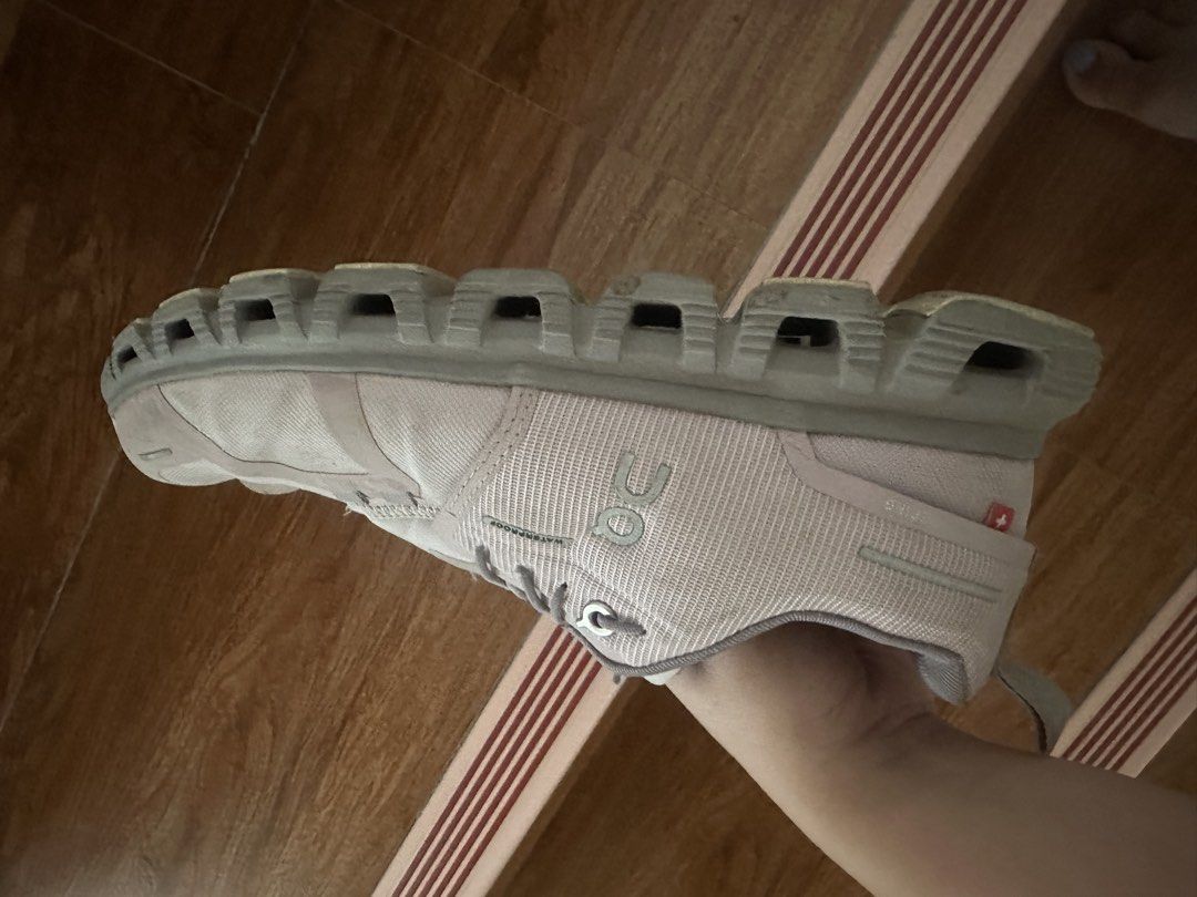 On Cloud Waterproof Women's Shoes (Category: Sneakers) located in Abucay. Submitted by kpl0719 (Listing ID 1433220433, Image 2). Description: - On Cloud Waterproof shoes for women - Color: Light Grey - Size: US W6.5, EU 37.5, UK 4, JP 23.5 - Features CloudTec sole for cushioning - Includes heel pull tab - Signs of wear on soles.