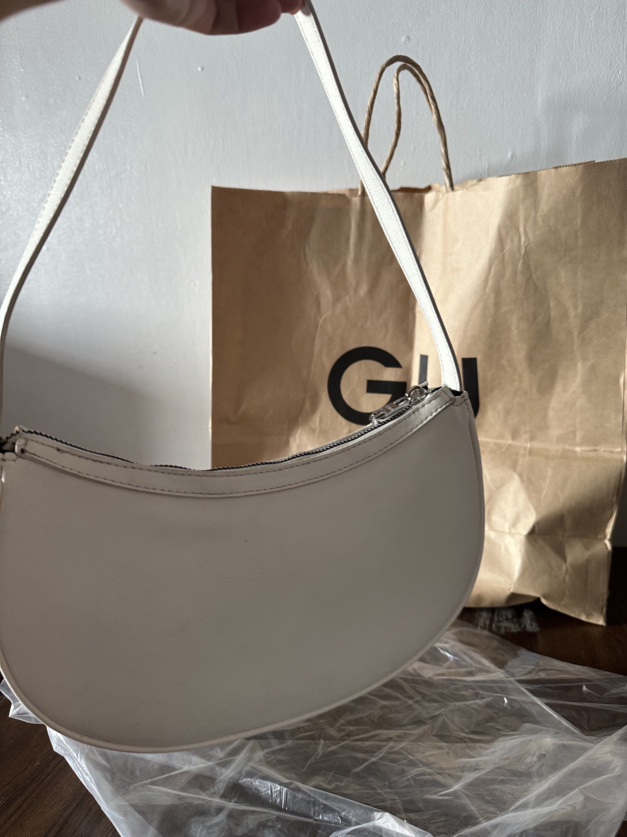 Original Pull & Bear Baguette Shoulder Bag- Used twice preloved (Category: Shoulder Bags) located in Makati City. Submitted by japanfindsphbyrob (Listing ID 1433276908, Image 2). Description: Purchased at ₱1200.