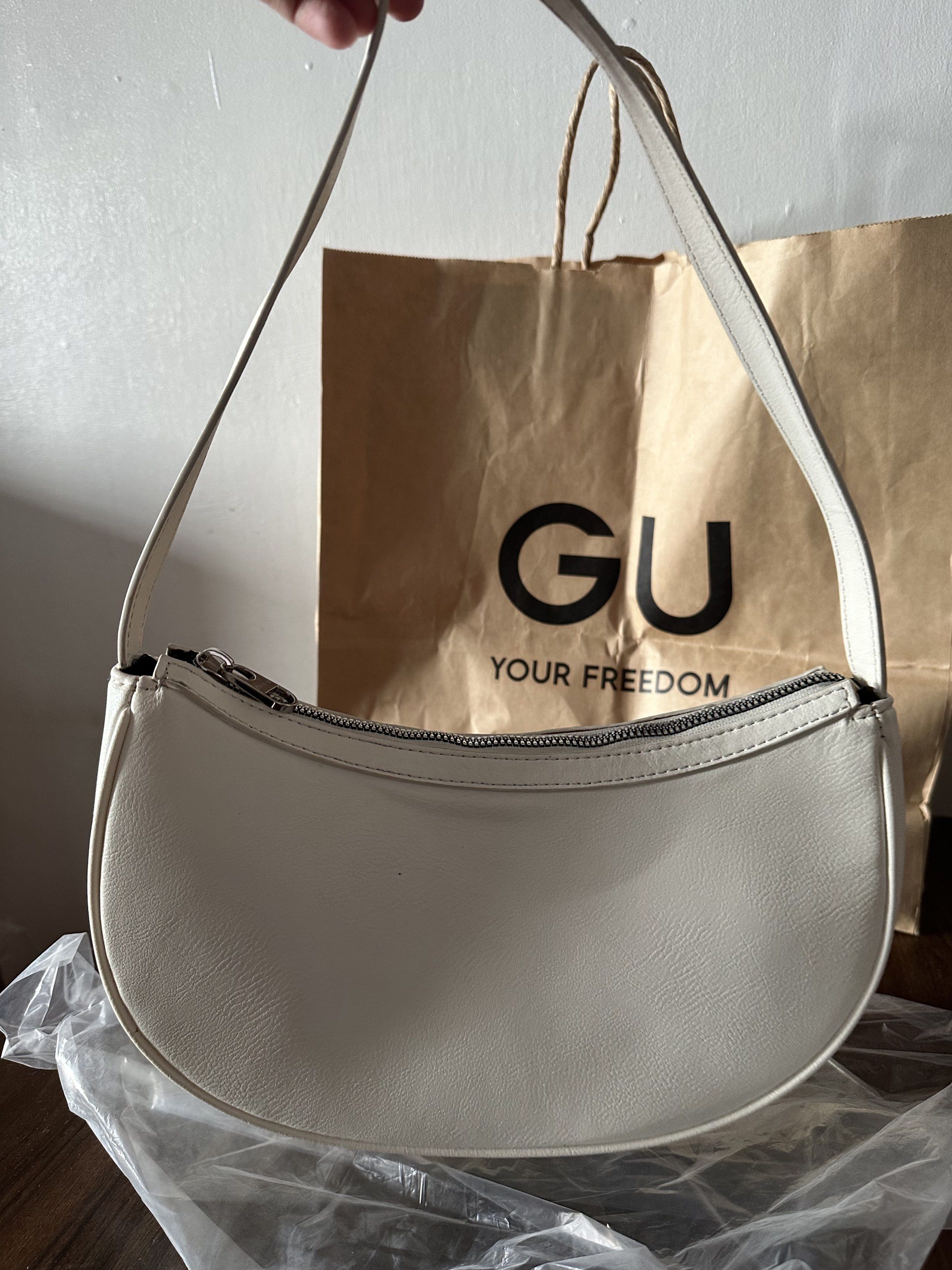 Original Pull & Bear Baguette Shoulder Bag- Used twice preloved (Category: Shoulder Bags) located in Makati City. Submitted by japanfindsphbyrob (Listing ID 1433276908, Image 3). Description: Purchased at ₱1200.