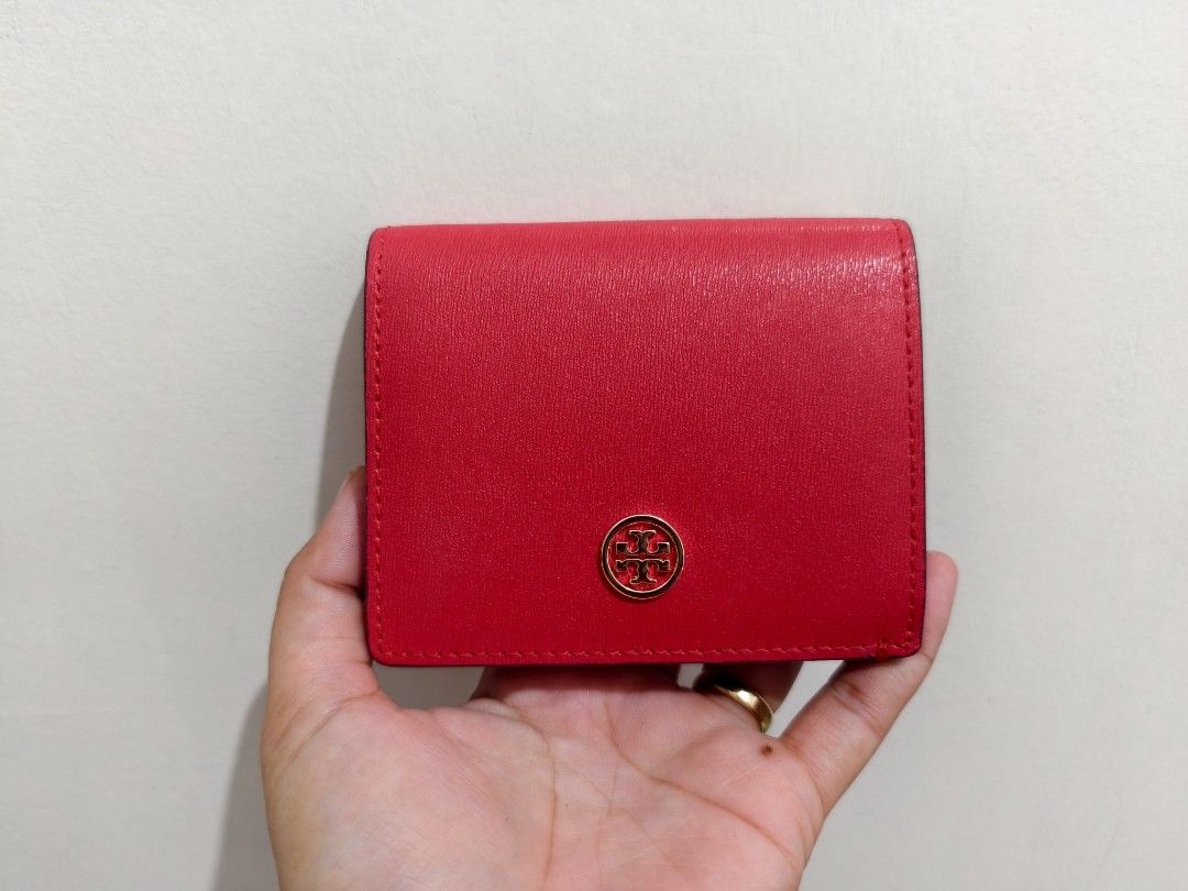 Original Tory Burch Parker Foldable Mini Wallet (Category: Luxury Bags & Wallets) located in Manila. Submitted by findswithalcloset (Listing ID 1433350352, Image 1). Description: -Original Tory Burch Parker Foldable Mini Wallet - Preloved - Rank A condition/excellent - Color: Red exterior, Navy interior - Gold zipper and logo detail - Multiple card slots - Snap closure - Includes style and color tag - Compact and stylish design - Ideal for everyd