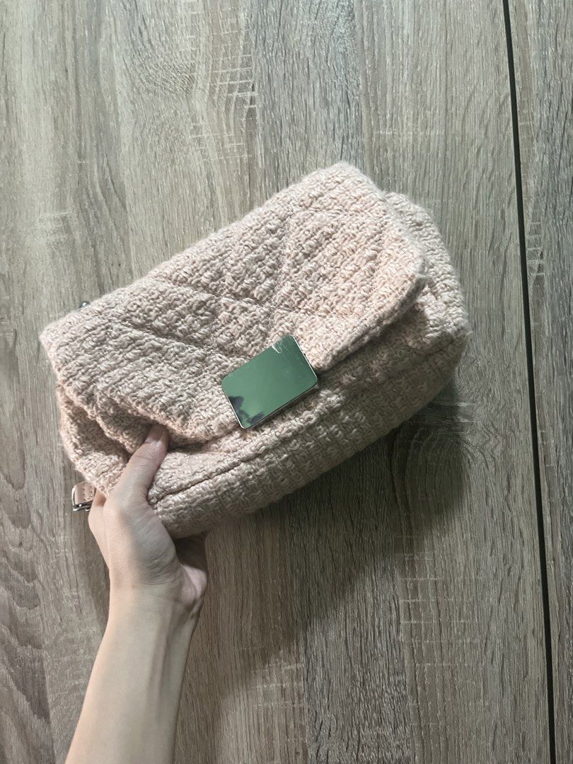 Parfois Quilted Shoulder Bag (Category: Shoulder Bags) located in Tarlac. Submitted by goldenfalcon.5c5372 (Listing ID 1433263189, Image 1). Description: - Parfois shoulder bag - Quilted design - Light pink color - Silver chain strap - Flap closure with silver-tone metal detail - Burgundy lined interior - Includes a small card holder.