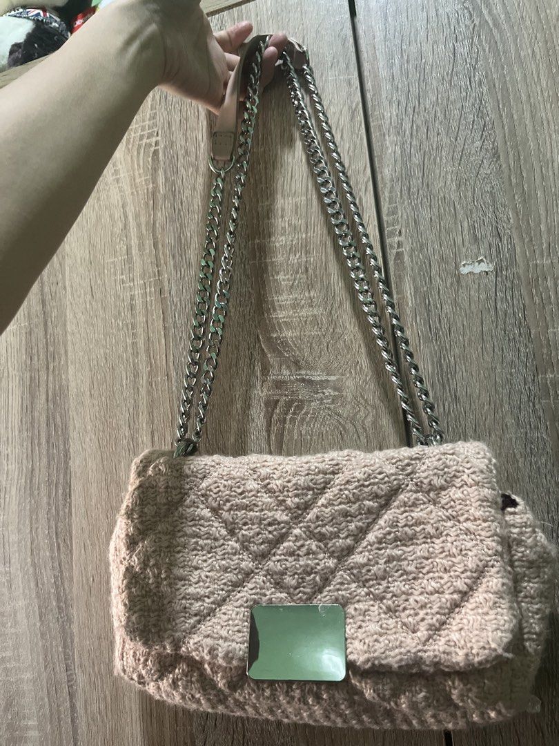 Parfois Quilted Shoulder Bag (Category: Shoulder Bags) located in Tarlac. Submitted by goldenfalcon.5c5372 (Listing ID 1433263189, Image 2). Description: - Parfois shoulder bag - Quilted design - Light pink color - Silver chain strap - Flap closure with silver-tone metal detail - Burgundy lined interior - Includes a small card holder.