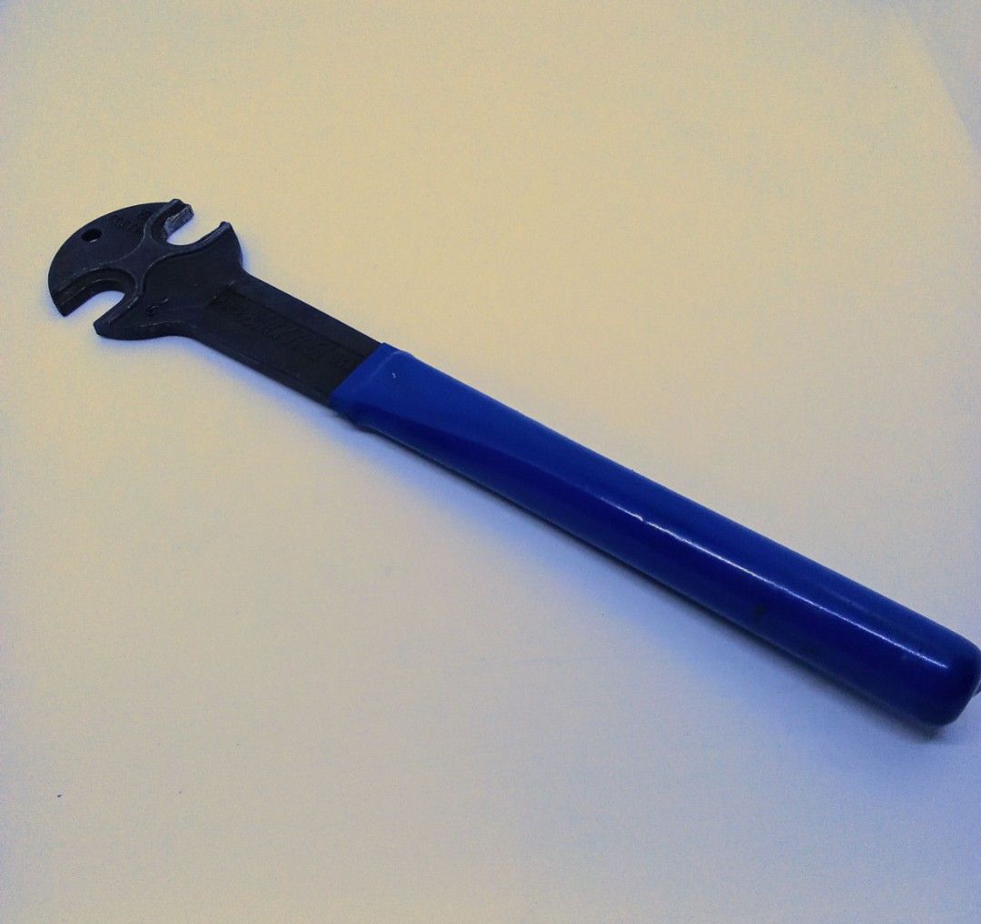 Park Tool PW-3 pedal wrench (Category: Bicycles) located in Manila. Submitted by isko_sarisari (Listing ID 1320078236, Image 1). Description: Scuff marks due to storage in tool box. Jaws have no issues. 15mm & 9/16".