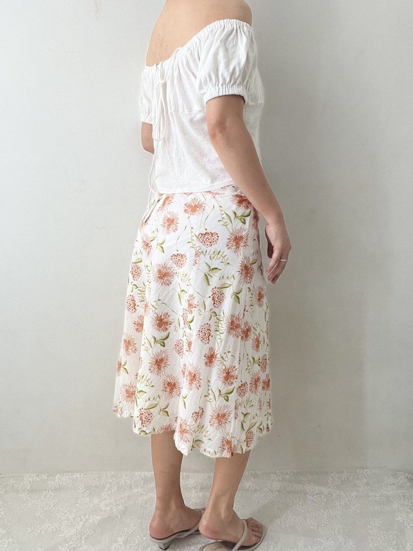 Peachy oriental floral skirt (Category: Skirts) located in Dagupan City. Submitted by rarus (Listing ID 1433308502, Image 3). Description: Peachy oriental floral skirt • Cotton material, V comfy. • Lined Waist 32-33” Hips 38” Length 25”.
