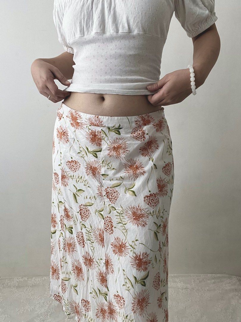 Peachy oriental floral skirt (Category: Skirts) located in Dagupan City. Submitted by rarus (Listing ID 1433308502, Image 2). Description: Peachy oriental floral skirt • Cotton material, V comfy. • Lined Waist 32-33” Hips 38” Length 25”.