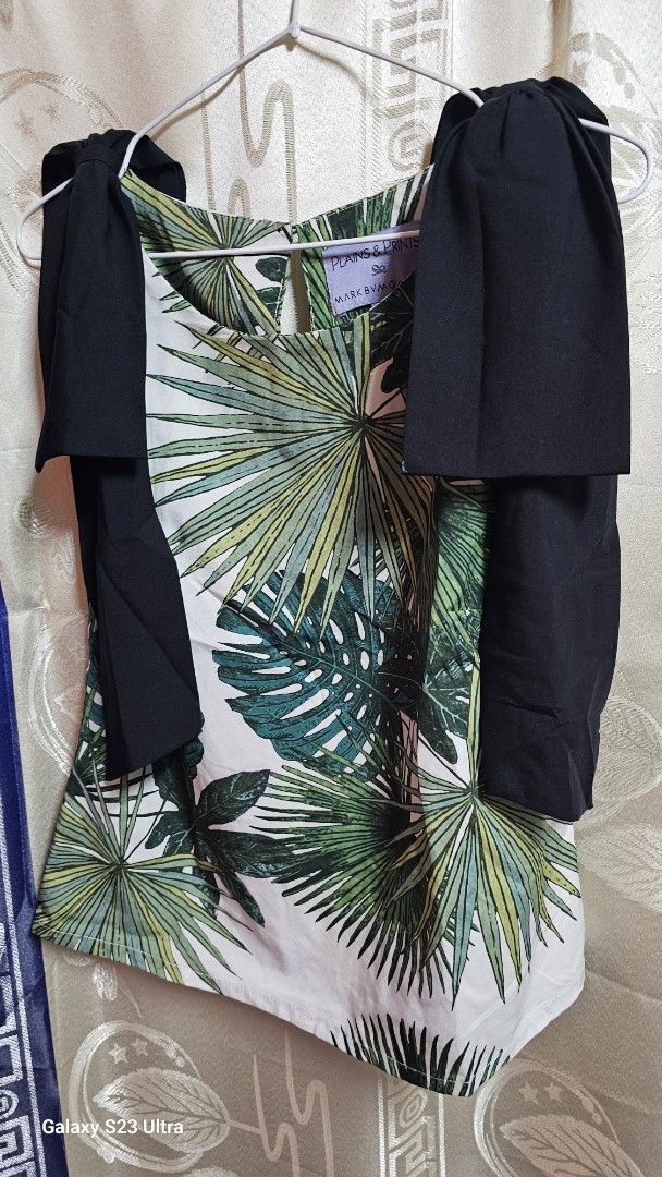 Plains & Prints Mark Bumgarner Shirt - Size S (Category: Shirts) located in Paranaque City. Submitted by mystuffmel (Listing ID 1433223119, Image 1). Description: - Plains & Prints shirt, designed by Mark Bumgarner - Size: S - Features a vibrant tropical leaf print with black accents - Lightweight fabric, perfect for warm weather - Classic button-down style RFS:DECLUTTERING All items are in good condition. NO to COD Payment first before booking o