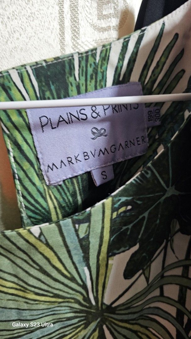 Plains & Prints Mark Bumgarner Shirt - Size S (Category: Shirts) located in Paranaque City. Submitted by mystuffmel (Listing ID 1433223119, Image 2). Description: - Plains & Prints shirt, designed by Mark Bumgarner - Size: S - Features a vibrant tropical leaf print with black accents - Lightweight fabric, perfect for warm weather - Classic button-down style RFS:DECLUTTERING All items are in good condition. NO to COD Payment first before booking o