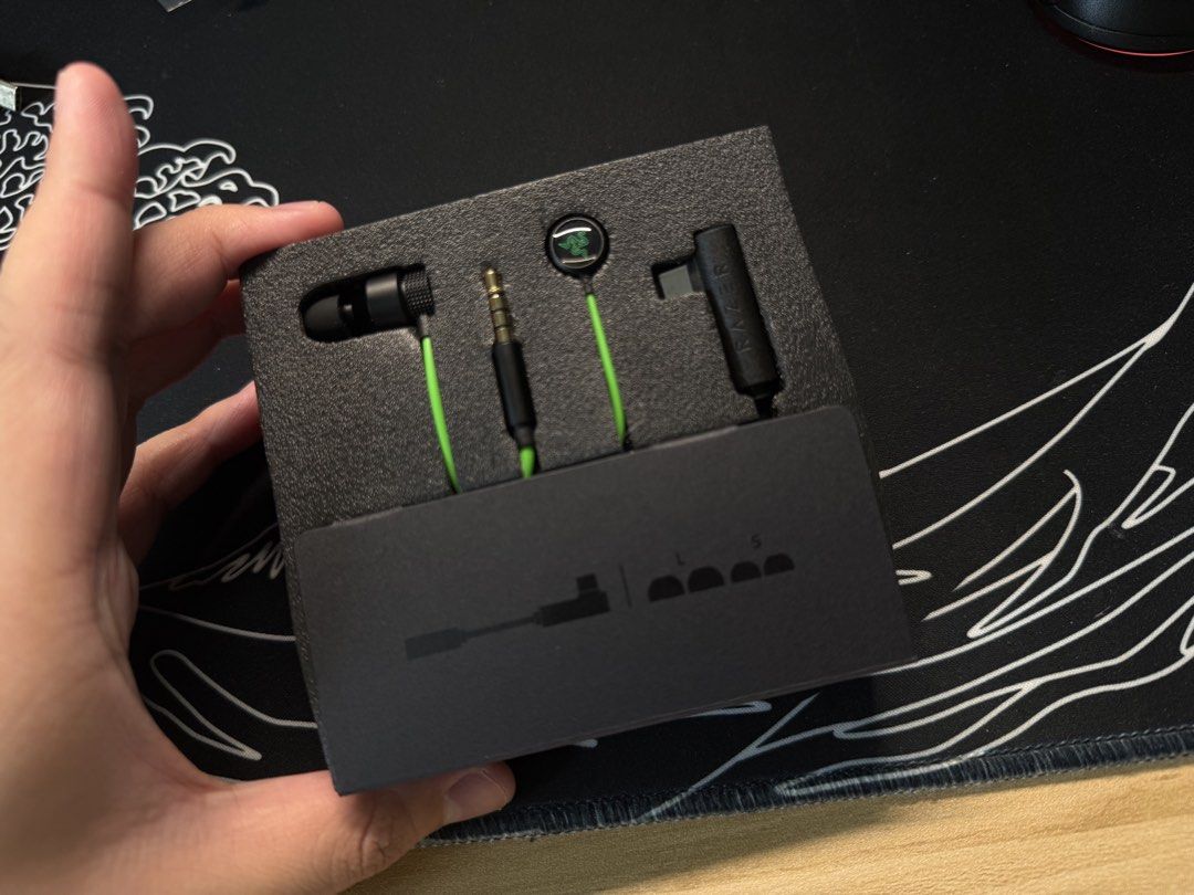 Razer Hammerhead V3 (Original) (Category: Earphones) located in Marikina City. Submitted by kylebords (Listing ID 1433264489, Image 2). Description: Razer Hammerhead V3 (bought from GameOne) Price: ₱2,000 Received as a gift. Only tested once and decided to sell because it does not fit my ears comfortably. Complete box, brand new (Original tag price from GameOne can be seen on the box itself) Location: Near Marikina.