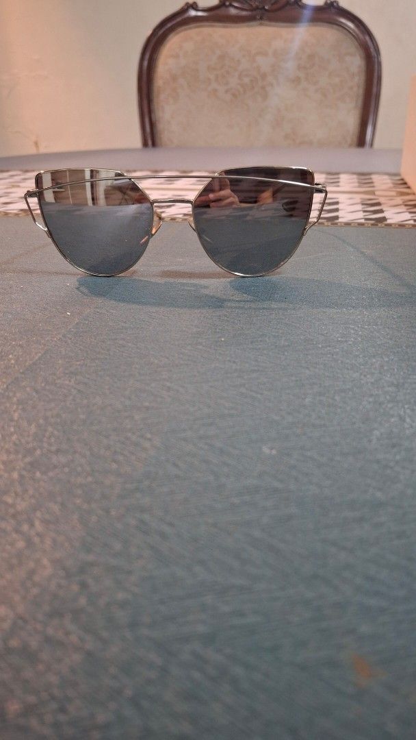 Silver Aviator Sunglasses with Case (Category: Sunglasses & Eyewear) located in Las Pinas. Submitted by mgr29 (Listing ID 1433335298, Image 3). Description: - Silver aviator sunglasses - Reflective lenses - Silver frame - Includes black leather case - Suitable for everyday wear or special occasions.