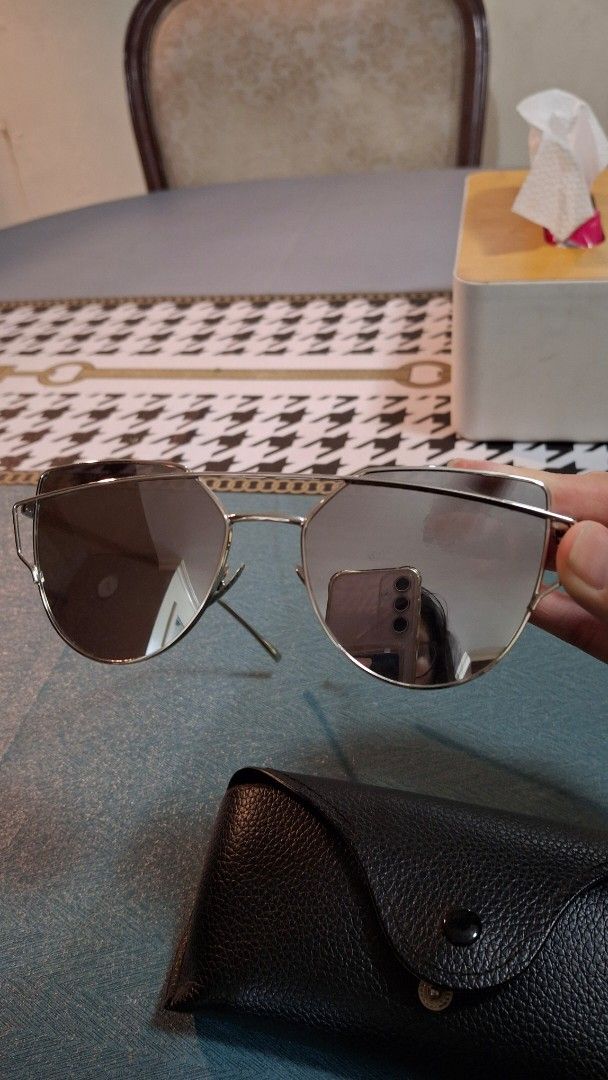 Silver Aviator Sunglasses with Case (Category: Sunglasses & Eyewear) located in Las Pinas. Submitted by mgr29 (Listing ID 1433335298, Image 2). Description: - Silver aviator sunglasses - Reflective lenses - Silver frame - Includes black leather case - Suitable for everyday wear or special occasions.