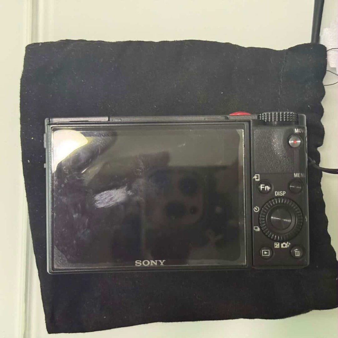 Sony RX100 M5 (Category: Cameras) located in Manila. Submitted by scorpiomoon00 (Listing ID 1433336431, Image 2). Description: -No damage - Sony digital camera with Zeiss lens - Built-in flash - Display screen - Wi-Fi enabled - Includes wrist strap - Comes with carrying pouch - Multiple control buttons and dials - Features finder and menu buttons.