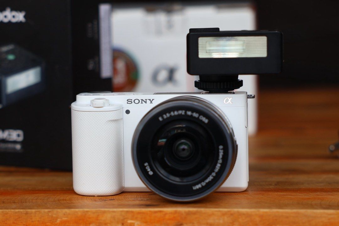 Sony ZV-E10 Mirrorless Camera (Category: Cameras) located in Manila. Submitted by lenascamera (Listing ID 1433235130, Image 2). Description: NOTE: Sa dami po ng message na natatangap ko, naka hold napo ang Mga message hindi napo ako makapag reply pero na babasa ko kaya hanggat maari mag direct na kayo sa page ko sa facebook Lena’s camera para makareply ako agad salamat. Sony ZV-E10 Mirrorless Camera (Pre-owned) Price: ₱33,500 (body only) With Vil