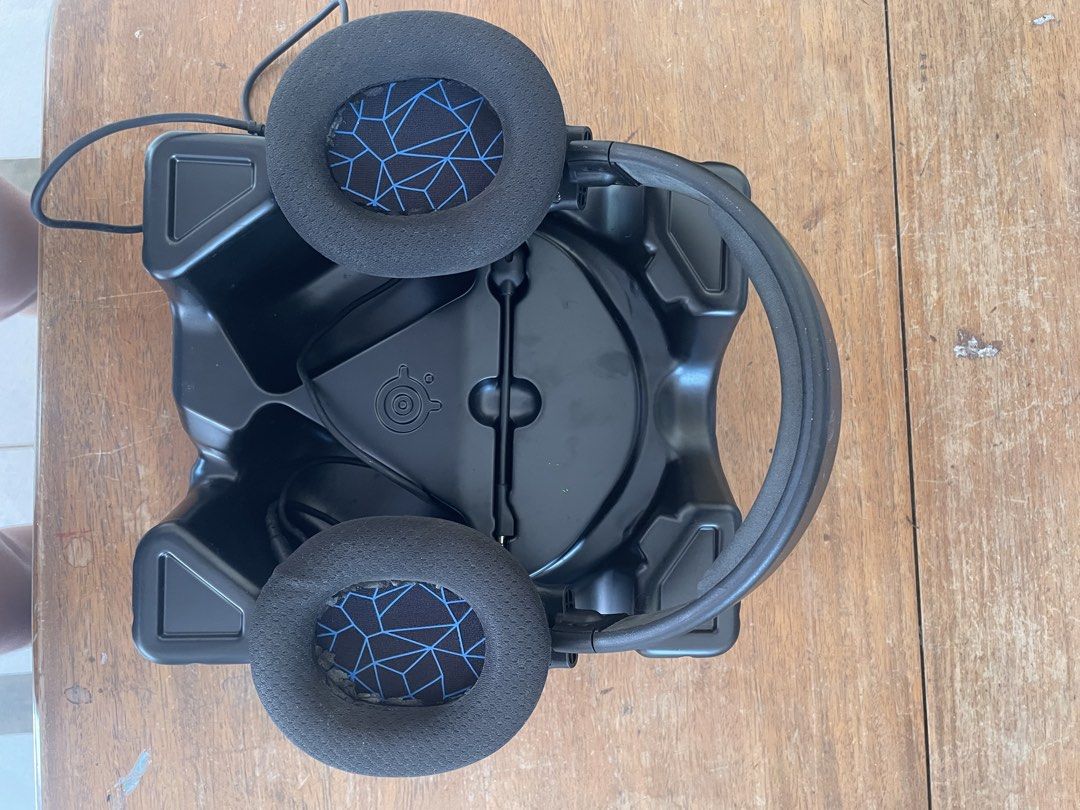Steelseries Arctis 1 Headset (Category: Headphones & Headsets) located in Iloilo. Submitted by lulusclutter (Listing ID 1433373134, Image 3). Description: Condition: Good, lightly used with box Issue: Some wear and peeling on the inside of the ear cushion. .