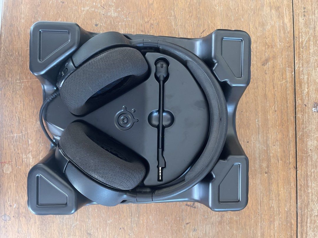 Steelseries Arctis 1 Headset (Category: Headphones & Headsets) located in Iloilo. Submitted by lulusclutter (Listing ID 1433373134, Image 2). Description: Condition: Good, lightly used with box Issue: Some wear and peeling on the inside of the ear cushion. .