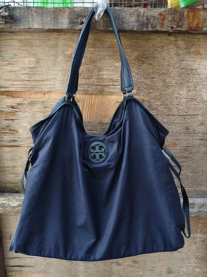 Tory Burch slouchy nylon tote bag (Category: Luxury Bags & Wallets) located in Alburquerque. Submitted by dzm.ancn0 (Listing ID 1431196186, Image 1). Description: Tory Burch tote bag large size in good condition w/ minimal flaws all details are posted.