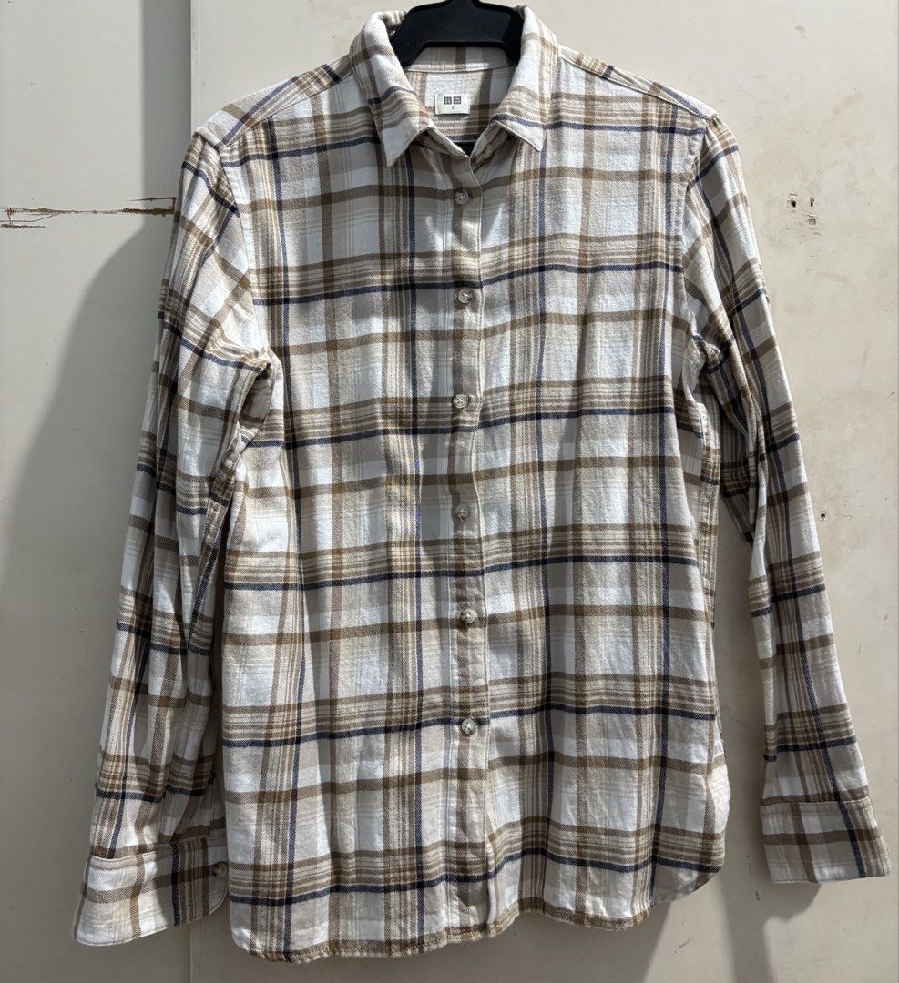 Uniqlo Plaid Long Sleeve (Category: Longsleeves) located in Manila. Submitted by macy00075 (Listing ID 1433315015, Image 1). Description: - Original Uniqlo plaid long sleeve - size small - color brown & white - rfs: decluterring.