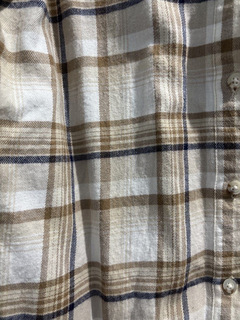 Uniqlo Plaid Long Sleeve (Category: Longsleeves) located in Manila. Submitted by macy00075 (Listing ID 1433315015, Image 2). Description: - Original Uniqlo plaid long sleeve - size small - color brown & white - rfs: decluterring.