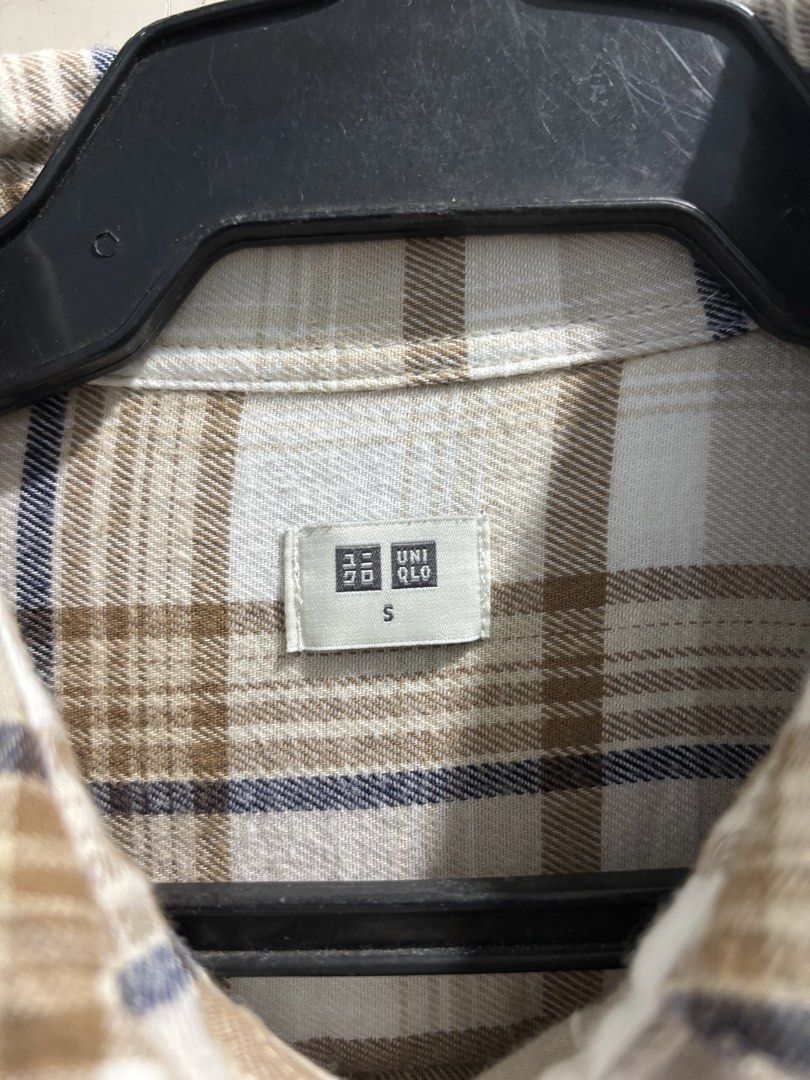 Uniqlo Plaid Long Sleeve (Category: Longsleeves) located in Manila. Submitted by macy00075 (Listing ID 1433315015, Image 3). Description: - Original Uniqlo plaid long sleeve - size small - color brown & white - rfs: decluterring.