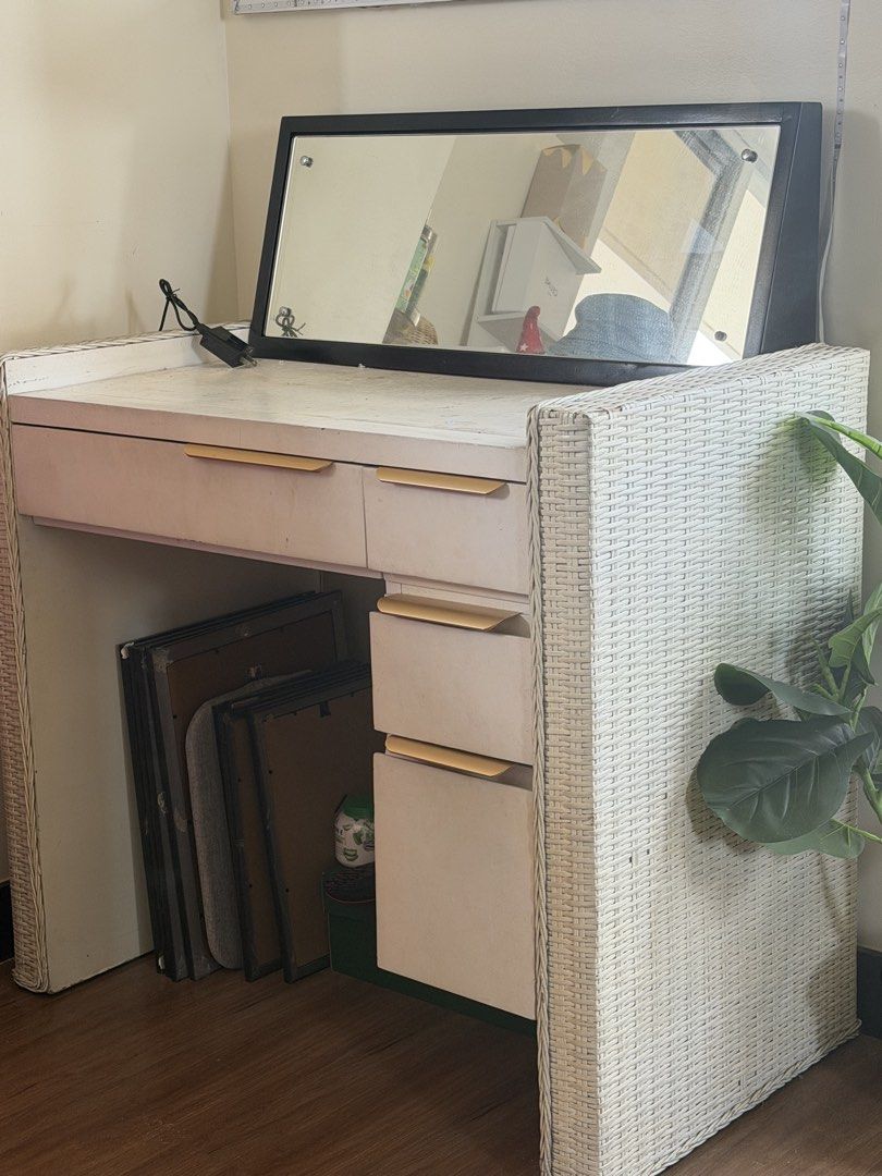Vanity Table with Mirror RUSH SALE (Category: Tables & Sets) located in Mandaluyong City. Submitted by mindfully_decluttering (Listing ID 1433258448, Image 1). Description: - walang sira - rush (move out reasons) - heavy duty - mirror not damaged - with 4 drawers - gold drawer handle not included - Mandaluyong pick up.