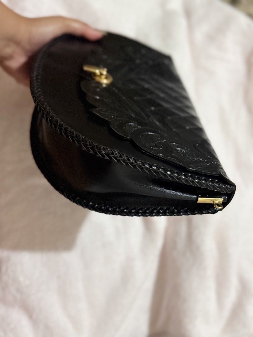 Vintage Leather Clutch (Category: Luxury Bags & Wallets) located in Mandaluyong City. Submitted by yvetties (Listing ID 1433371988, Image 2). Description: Selling my leather vintage clutch bag Very vintage aesthetic in a really really good condition. Return mo if not in good condition Rfs: decluttering If this is your style go get it .