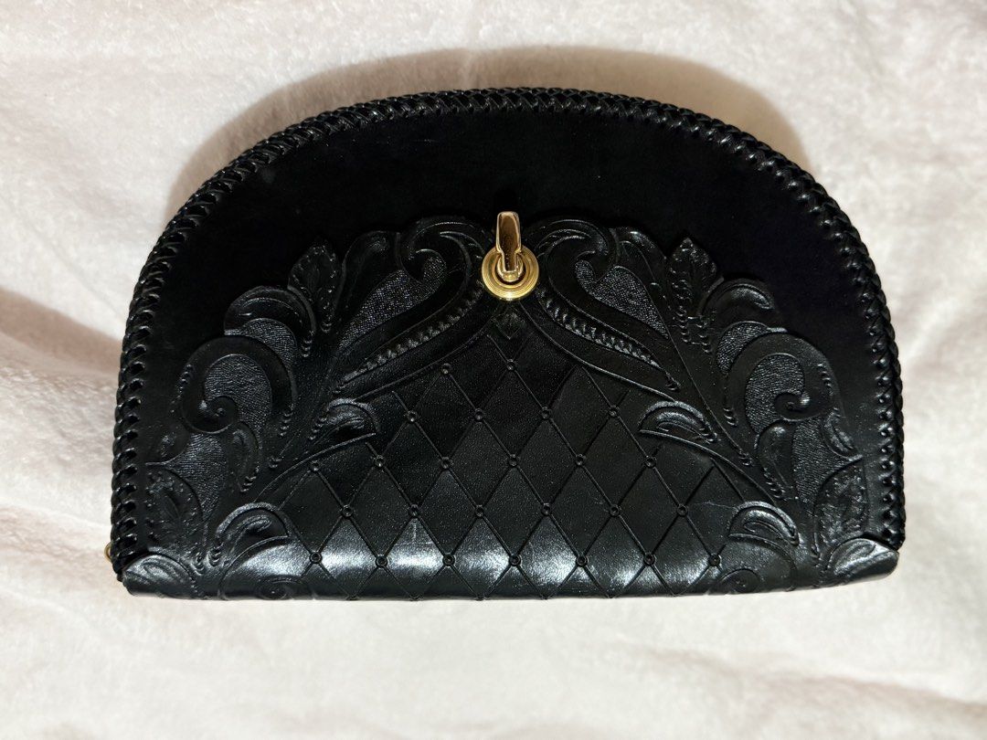 Vintage Leather Clutch (Category: Luxury Bags & Wallets) located in Mandaluyong City. Submitted by yvetties (Listing ID 1433371988, Image 3). Description: Selling my leather vintage clutch bag Very vintage aesthetic in a really really good condition. Return mo if not in good condition Rfs: decluttering If this is your style go get it .