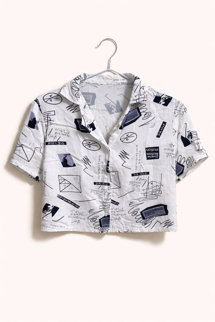 White Graphic Print Cropped Shirt (Category: Shirts) located in Manila. Submitted by thefameshop (Listing ID 1433333649, Image 1). Description: Printed Polo Croptop (Free Size) ✨ Unique abstract print ✨ Cropped fit – bagay sa high waist ✨ Lightweight & comfy ✨ Used once only 📍 Meet-up: SM Sta. Mesa 🚚 Delivery: Lalamove / Grab (buyer shoulders fee) ❌ No return / exchange 💰 Price: ₱280 (negotiable) 💖 Used but not abused.