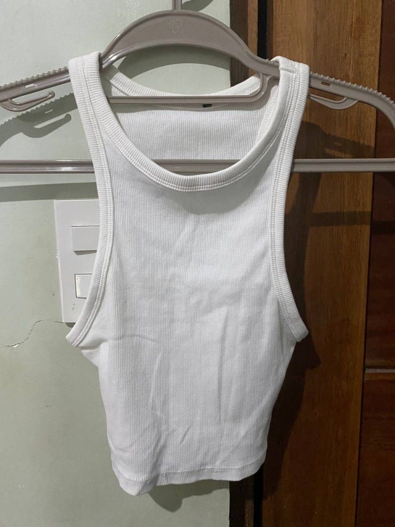 white ribbed tank top (Category: Sleeveless) located in Pasay City. Submitted by dannah__ (Listing ID 1433356893, Image 1). Description: .