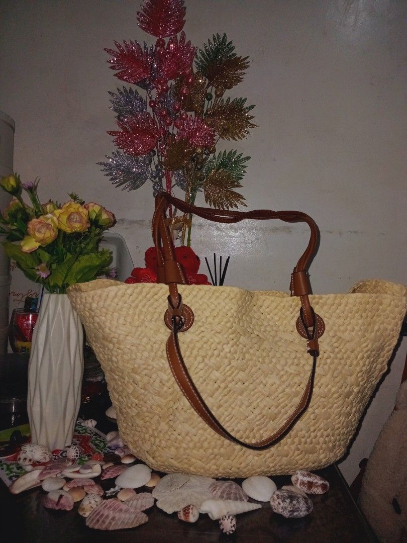 Woven Straw Handbag with Leather Handles (Category: Tote Bags) located in Rodriguez. Submitted by maycol (Listing ID 1433377363, Image 2). Description: - Woven straw handbag - Brown leather handles - Spacious interior - Natural color complements various outfits - Versatile for everyday or special occasions - Securely attached handles for durability.