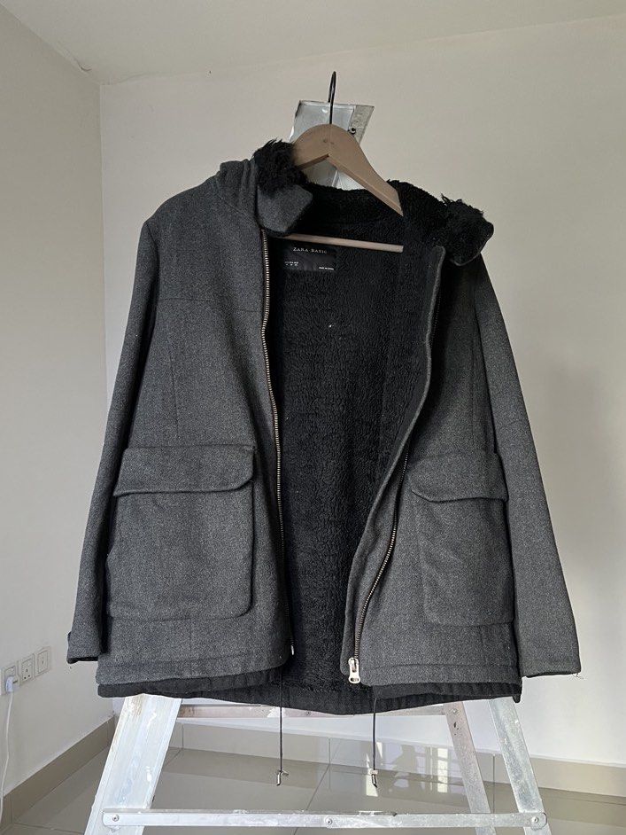Zara Basic Fur Winter Jacket (Category: Coats, Jackets and Outerwear) located in Shah Alam. Submitted by infamousf (Listing ID 1433178101, Image 1). Description: Great condition Suitable for winter vacation .