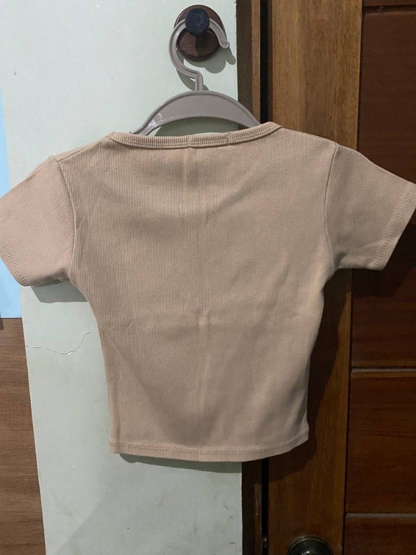 zara ribbed crop top (Category: Sleeveless) located in Pasay City. Submitted by dannah__ (Listing ID 1433356478, Image 2). Description: .