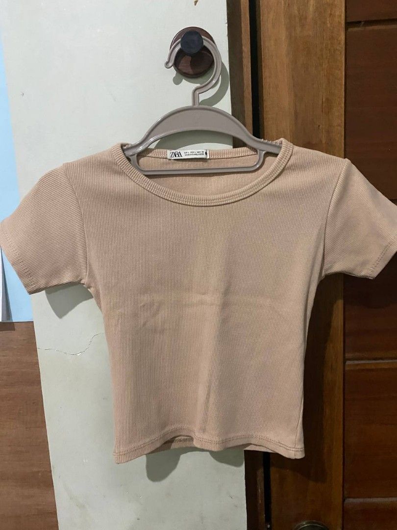 zara ribbed crop top (Category: Sleeveless) located in Pasay City. Submitted by dannah__ (Listing ID 1433356478, Image 1). Description: .