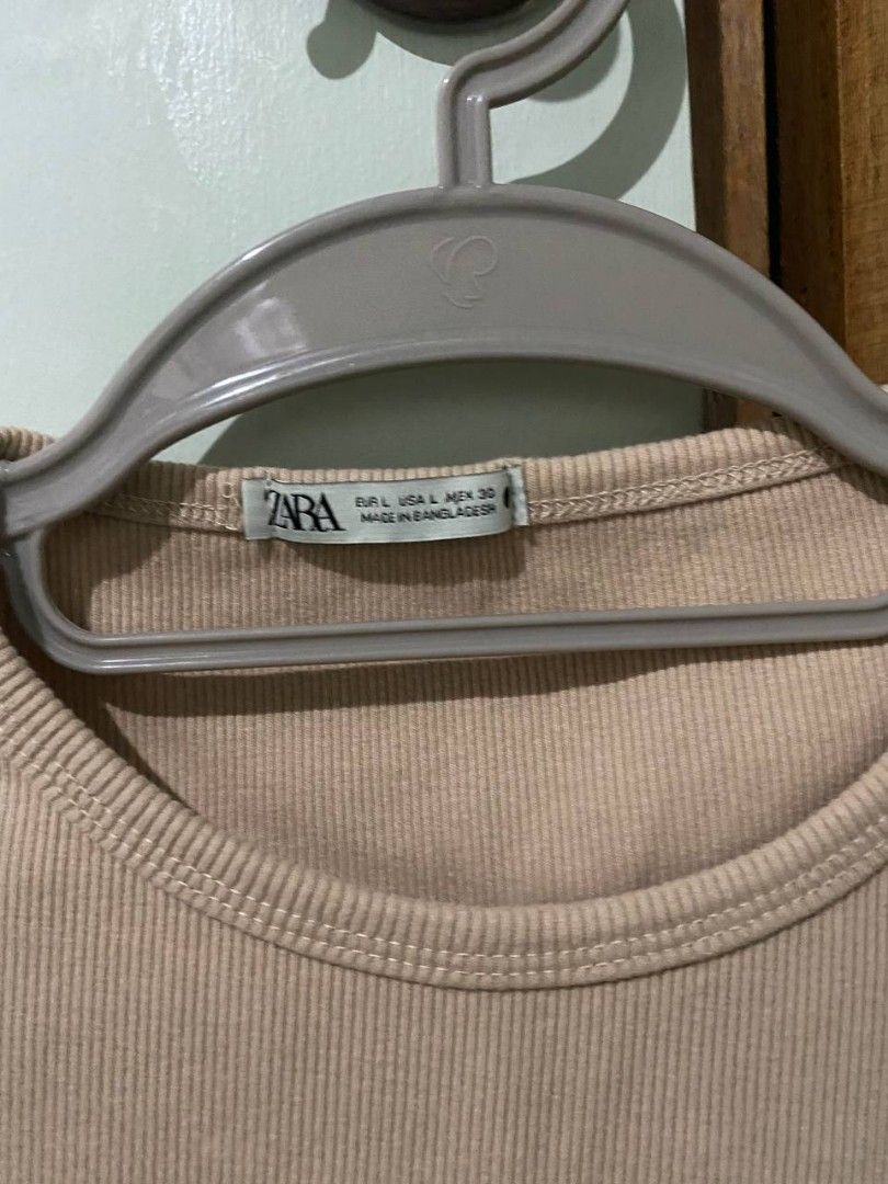 zara ribbed crop top (Category: Sleeveless) located in Pasay City. Submitted by dannah__ (Listing ID 1433356478, Image 3). Description: .