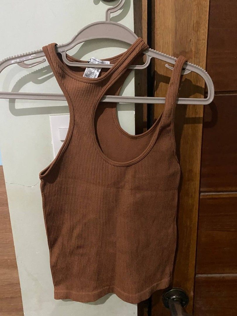 zara ribbed tank top (Category: Sleeveless) located in Pasay City. Submitted by dannah__ (Listing ID 1433354341, Image 1). Description: .